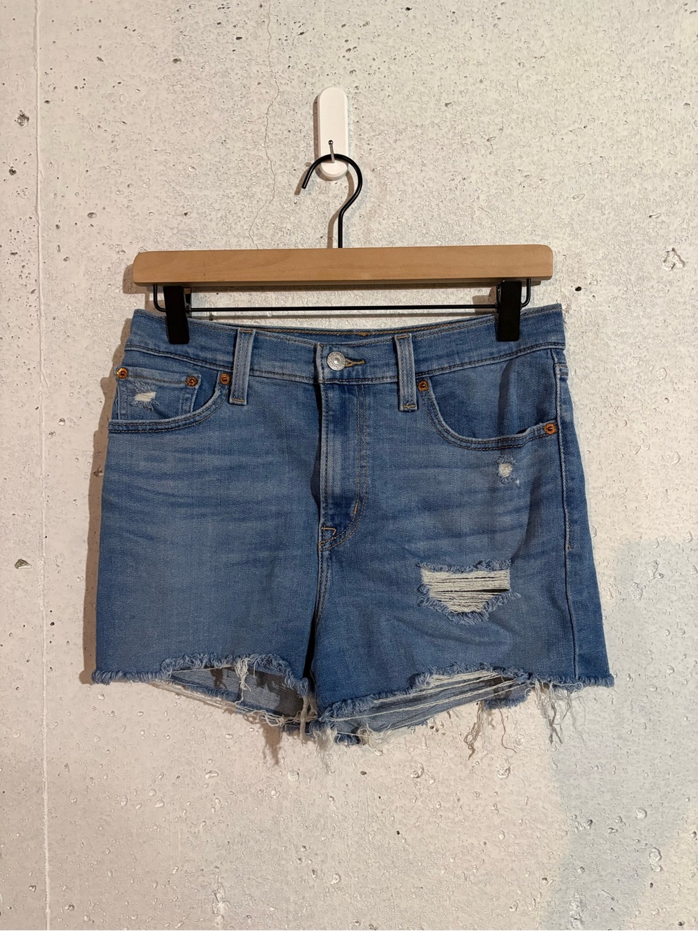 Levi’s High Rise Shorts | Size: 28